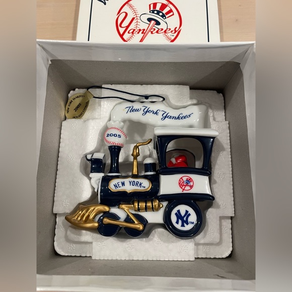 NOT FOR SALE/SOLD - NY Yankees Santa Express Train ornament by the Danbury Mint. - Picture 2 of 3